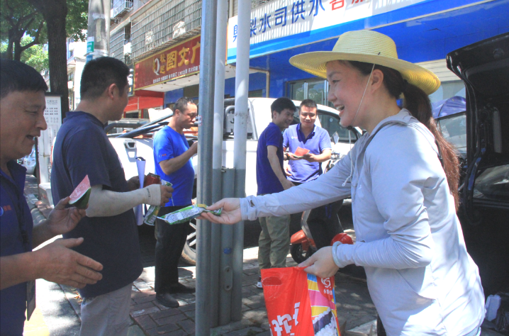 酷暑送清涼，關(guān)懷沁人心